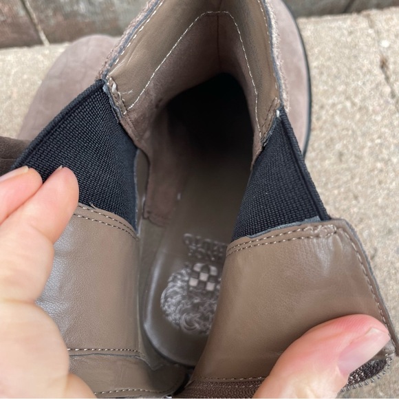 VINCE CAMUTO Women’s Tan Black Chelsea Ankle Boots Chunky Heel Zip Up Size 7.5 - Picture 11 of 14